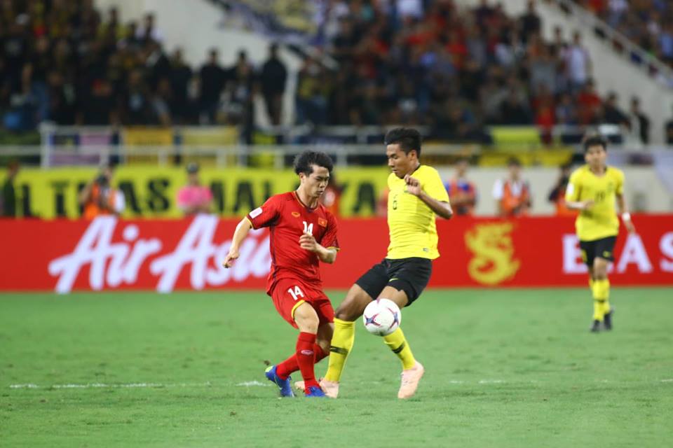 Cầu thủ Malaysia đá rắn, giật cùi chỏ vẫn không ngăn được Công - Bóng Đá