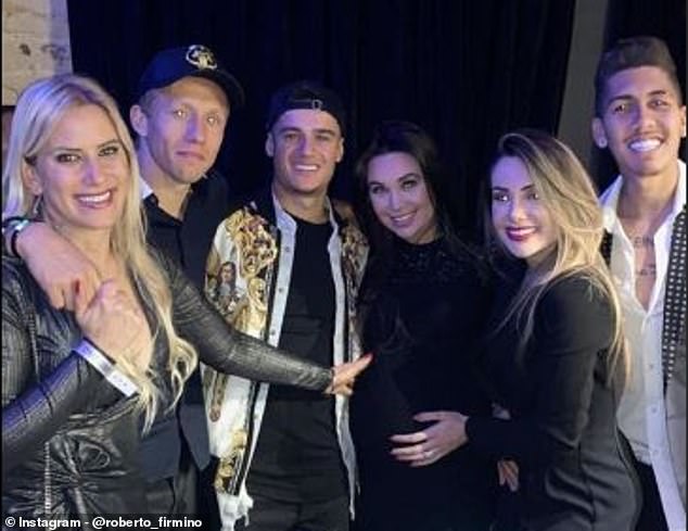 Coutinho gặp lại đồng đội cũ ở Liverpool trong buổi tiệc ấm cúng - Bóng Đá