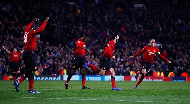 Mourinho nổi điên, đập phá giỏ đựng nước khi Fellaini ghi bàn - Bóng Đá