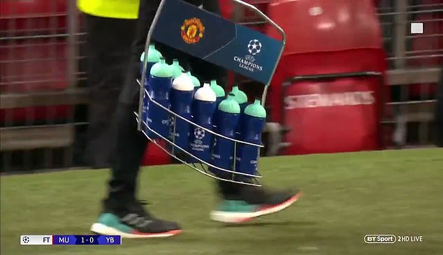 Mourinho nổi điên, đập phá giỏ đựng nước khi Fellaini ghi bàn - Bóng Đá