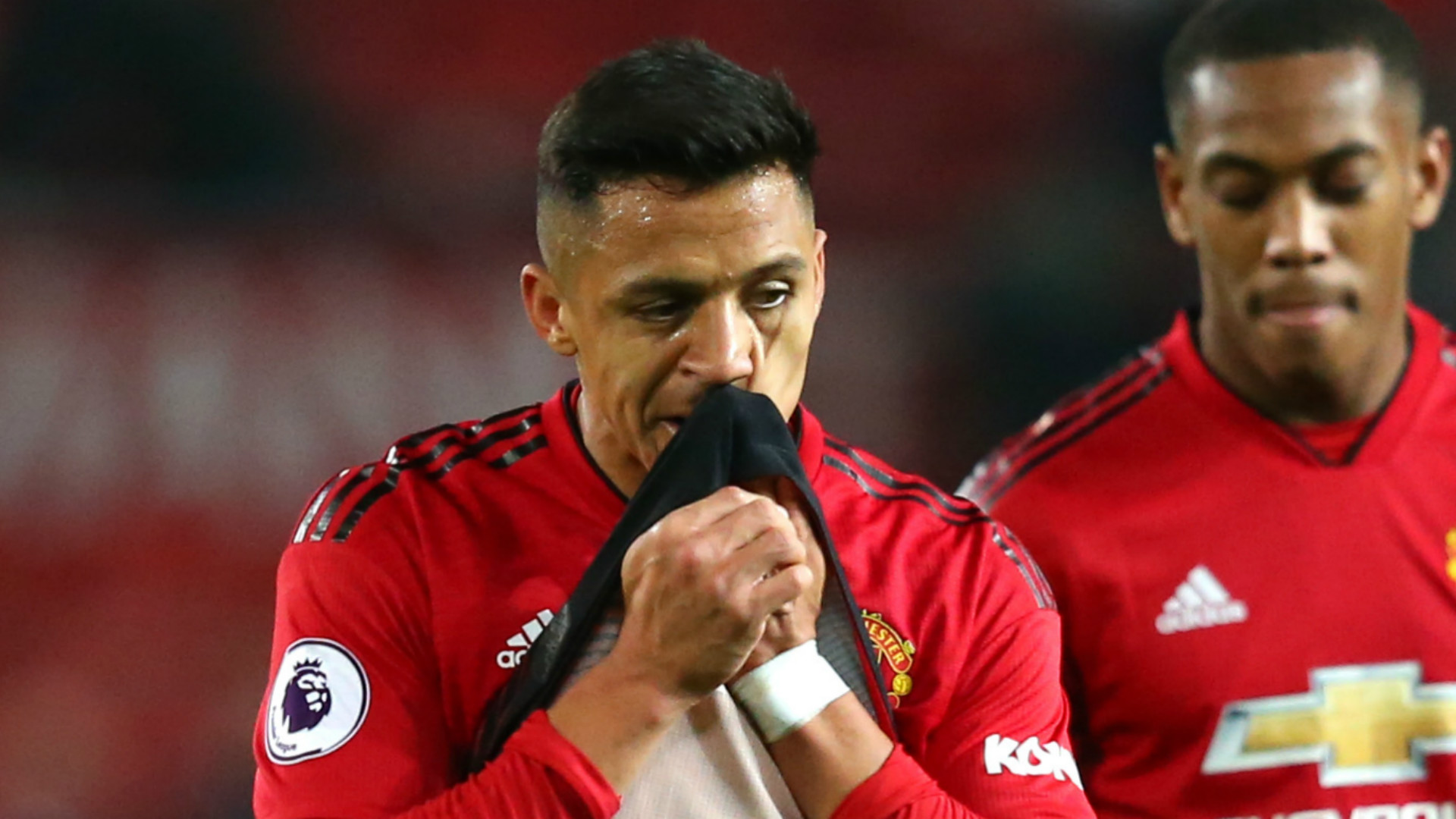 Sanchez hậm hực tới sân tập khi bị Mourinho loại khỏi đội hình M.U - Bóng Đá