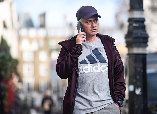 Rời M.U, Mourinho tiếp tục thư thả dạo phố - Bóng Đá