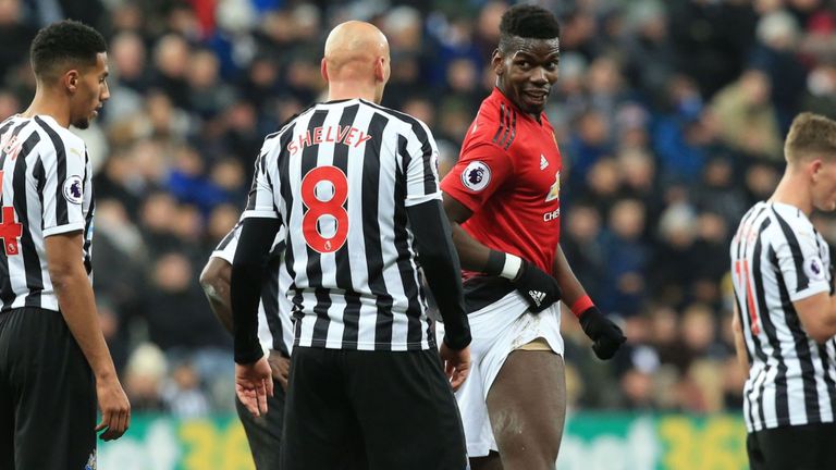 Tình huống xấu chơi của Shelvey với Pogba nhưng không có chiếc thẻ đỏ nào được rút ra.