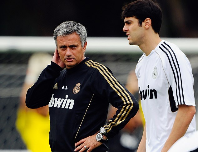 Điều gì đang xảy ra với Madrid: 30 nghìn ghế trống ở Bernabeu; Chờ Mourinho giải cứu? - Bóng Đá