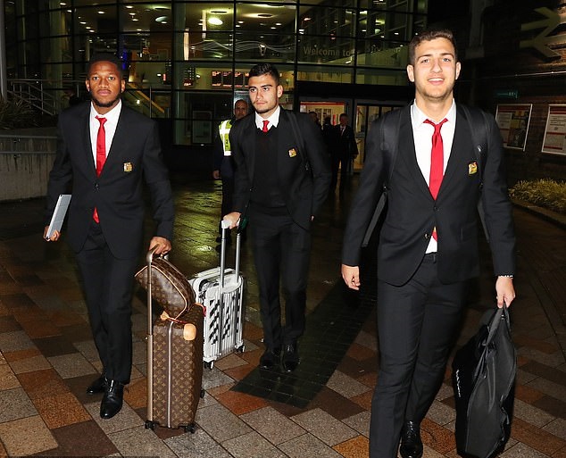 Chùm ảnh Man Utd trở lại Manchester - Bóng Đá
