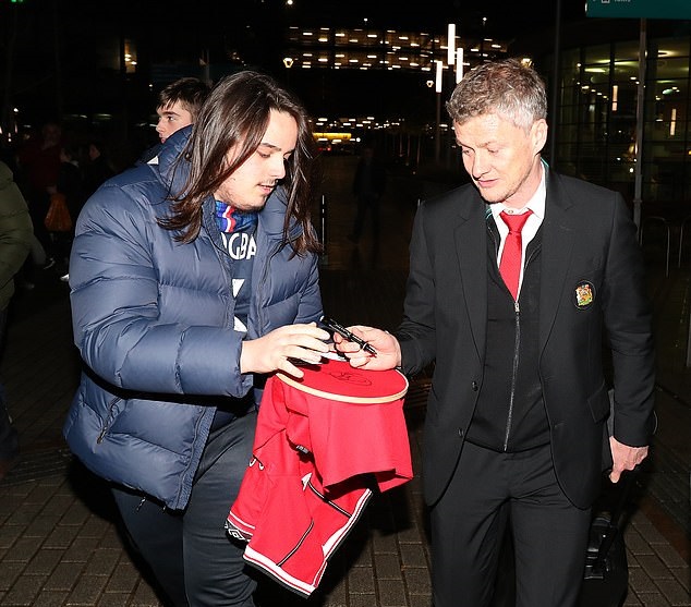 Chùm ảnh Man Utd trở lại Manchester - Bóng Đá