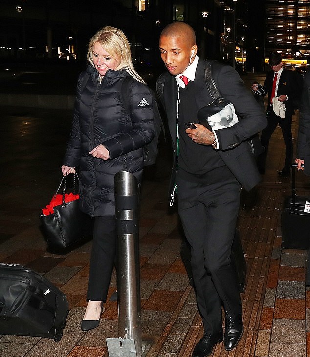 Chùm ảnh Man Utd trở lại Manchester - Bóng Đá