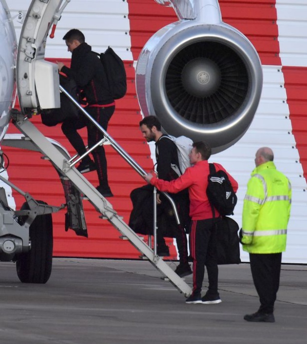 Chùm ảnh Man Utd lên máy bay - Bóng Đá