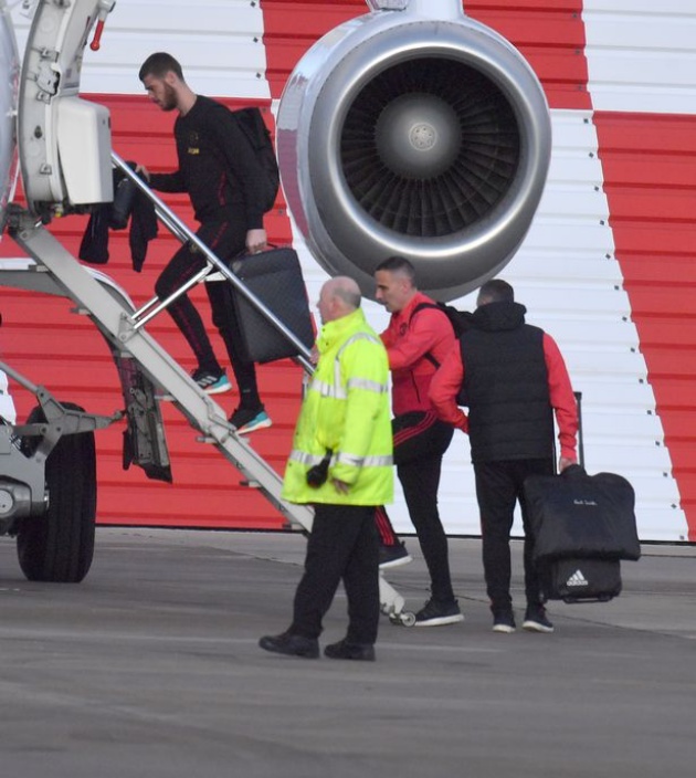Chùm ảnh Man Utd lên máy bay - Bóng Đá