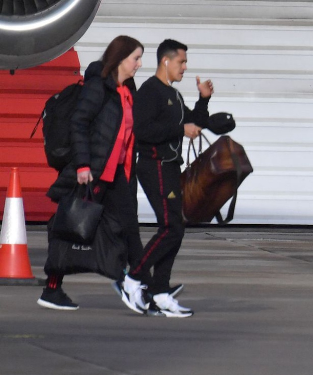 Chùm ảnh Man Utd lên máy bay - Bóng Đá
