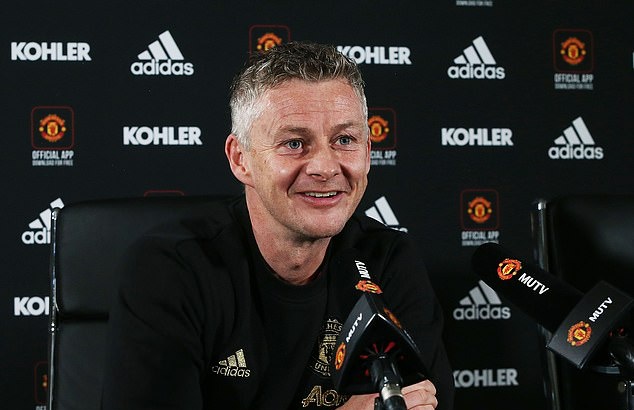 Chùm ảnh Man Utd lên máy bay - Bóng Đá