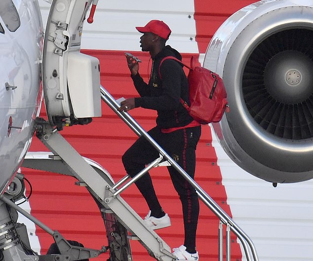 Chùm ảnh Man Utd lên máy bay - Bóng Đá