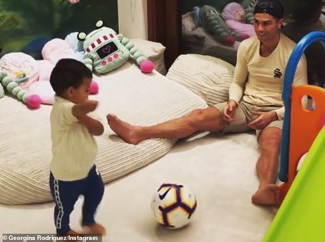 Neymar chống nạng vẫn quẩy nhiệt trong khi Ronaldo giản dị bên gia đình - Bóng Đá