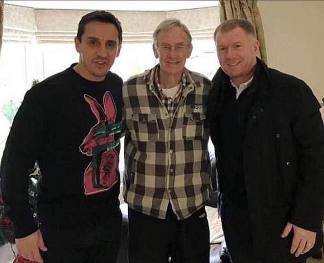 Gary Neville và Paul Scholes cũng thường xuyên ghé thăm ông.