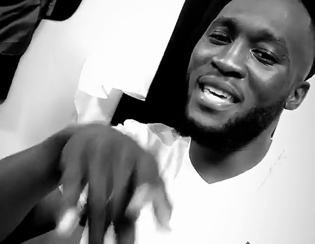 Rực sáng, Lukaku quẩy sung trong phòng thay đồ Man Utd - Bóng Đá