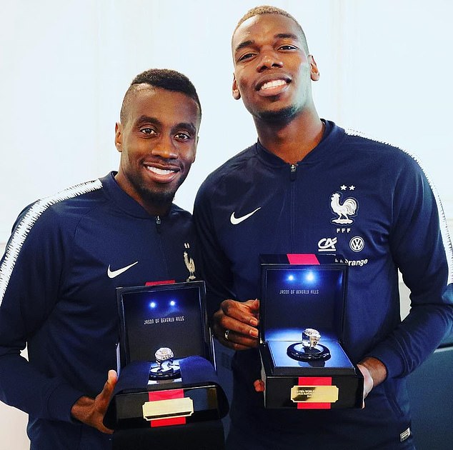 Tặng quà độc, Pogba khiến đồng đội ở tuyển trầm trồ - Bóng Đá