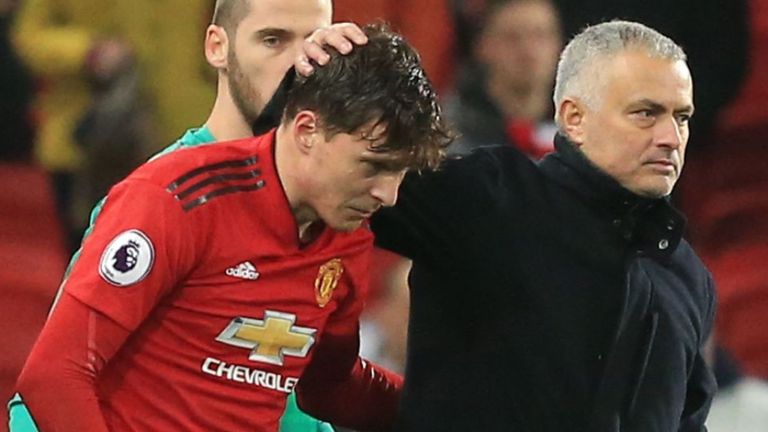 HLV Jose Mourinho khi ấy buộc phải đẩy Lindelof lên ghế dự bị.