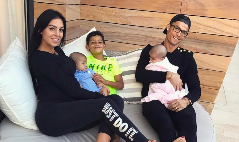 Hiện tại, Ronaldo và Georgina đang nuôi 4 người con. Trước cậu con trai cả, Ronaldo đã thuê đẻ cặp song sinh Eva và Mateo.