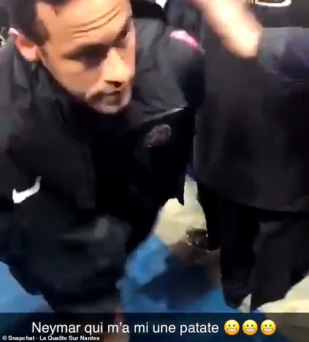 Neymar đấm cdv phân biệt chủng tộc - Bóng Đá