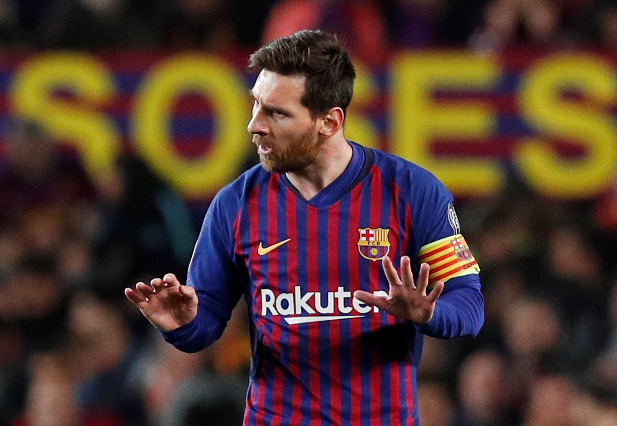Một mình Messi trong vòng vây Van Dijk và 2, 3 cầu thủ Liverpool - Bóng Đá