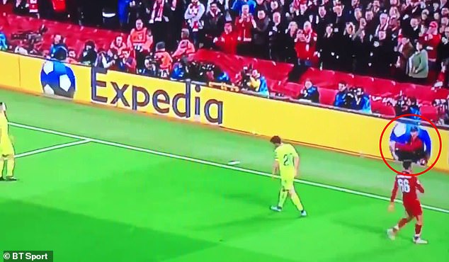 Cậu bé 'ballboy' mới đích thực là người hùng của Liverpool? - Bóng Đá
