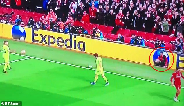 Cậu bé 'ballboy' mới đích thực là người hùng của Liverpool? - Bóng Đá