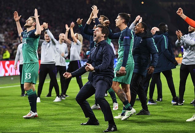 Pochettino gục đầu, khóc nức nở khi Tottenham ngược dòng không tưởng - Bóng Đá