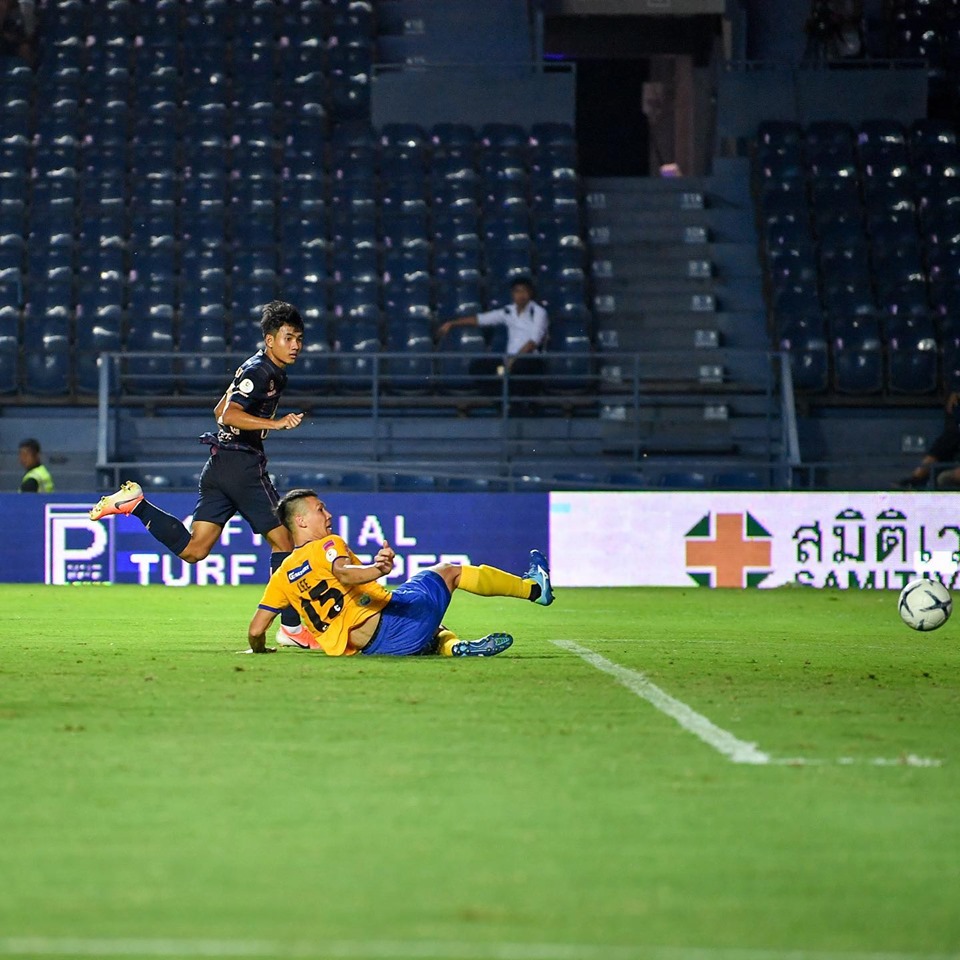 Sang hiệp 2, Buriram United có bàn thắng nâng tỷ số lên 2-0 do công của Suphanat.