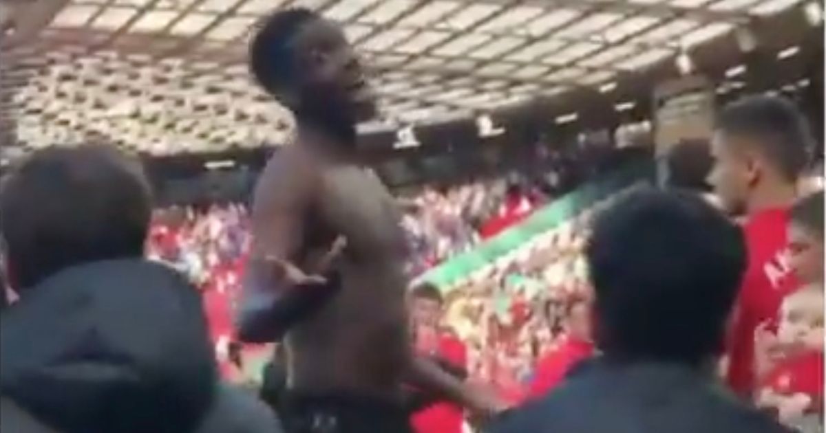 SỐC! CĐV chửi thẳng mặt, Pogba chỉ biết hành động thế này - Bóng Đá
