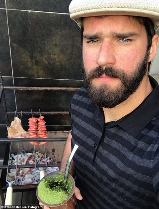 Alisson ở lại Vương quốc Anh và tận hưởng thời tiết nắng gần đây bằng cách nấu thịt nướng.