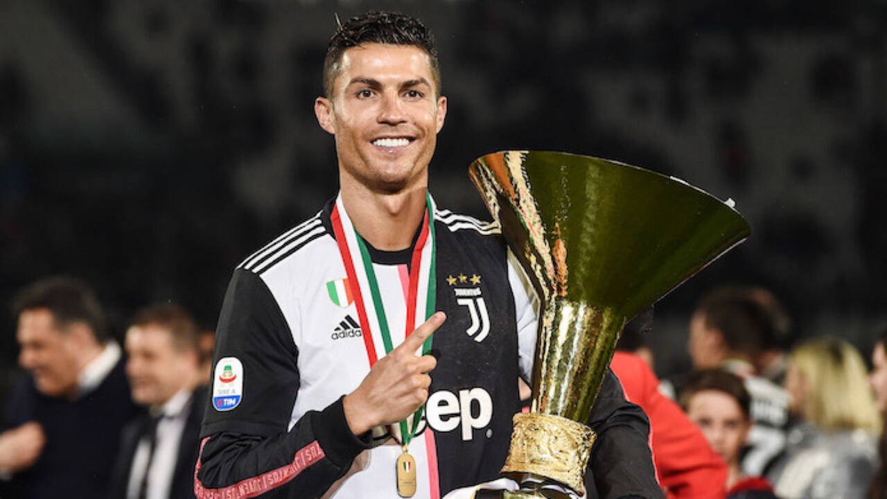 Mãi nâng cúp, Ronaldo có hành động làm đau con trai cưng - Bóng Đá