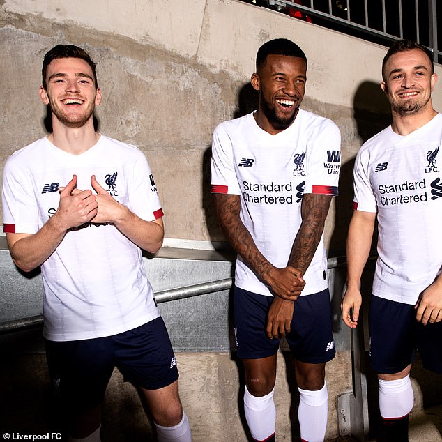 Naby Keita, Sadio Mane và Mohamed Salah không thể vắng mặt tại buổi công bố áo đấu mới này. Andy Robertson, Georginio Wijnaldum và Xherdan Shaqiri cũng tạo dáng trong buổi chụp hình.