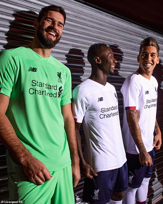 Alisson Becker cũng có mặt tại Anfield để làm mẫu cho bộ áo đấu thủ môn mới. Nhìn chung, mẫu áo dành cho thủ môn không có quá nhiều thay đổi.