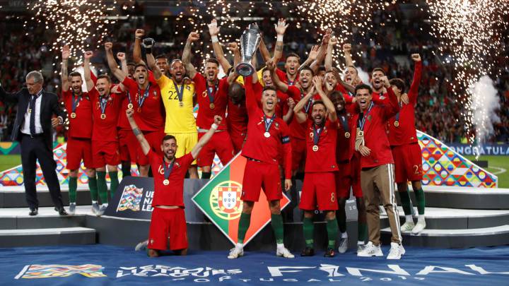 Ronaldo rủ De Ligt sang Juve - Bóng Đá