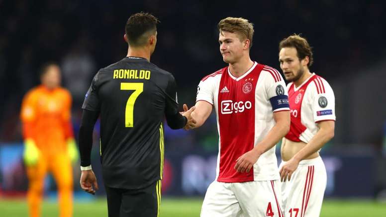 Ronaldo rủ De Ligt sang Juve - Bóng Đá