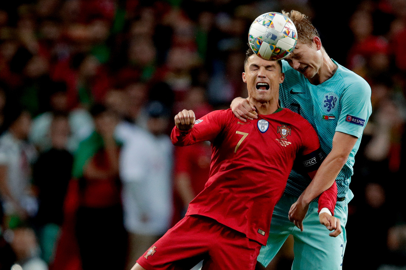 Ronaldo rủ De Ligt sang Juve - Bóng Đá