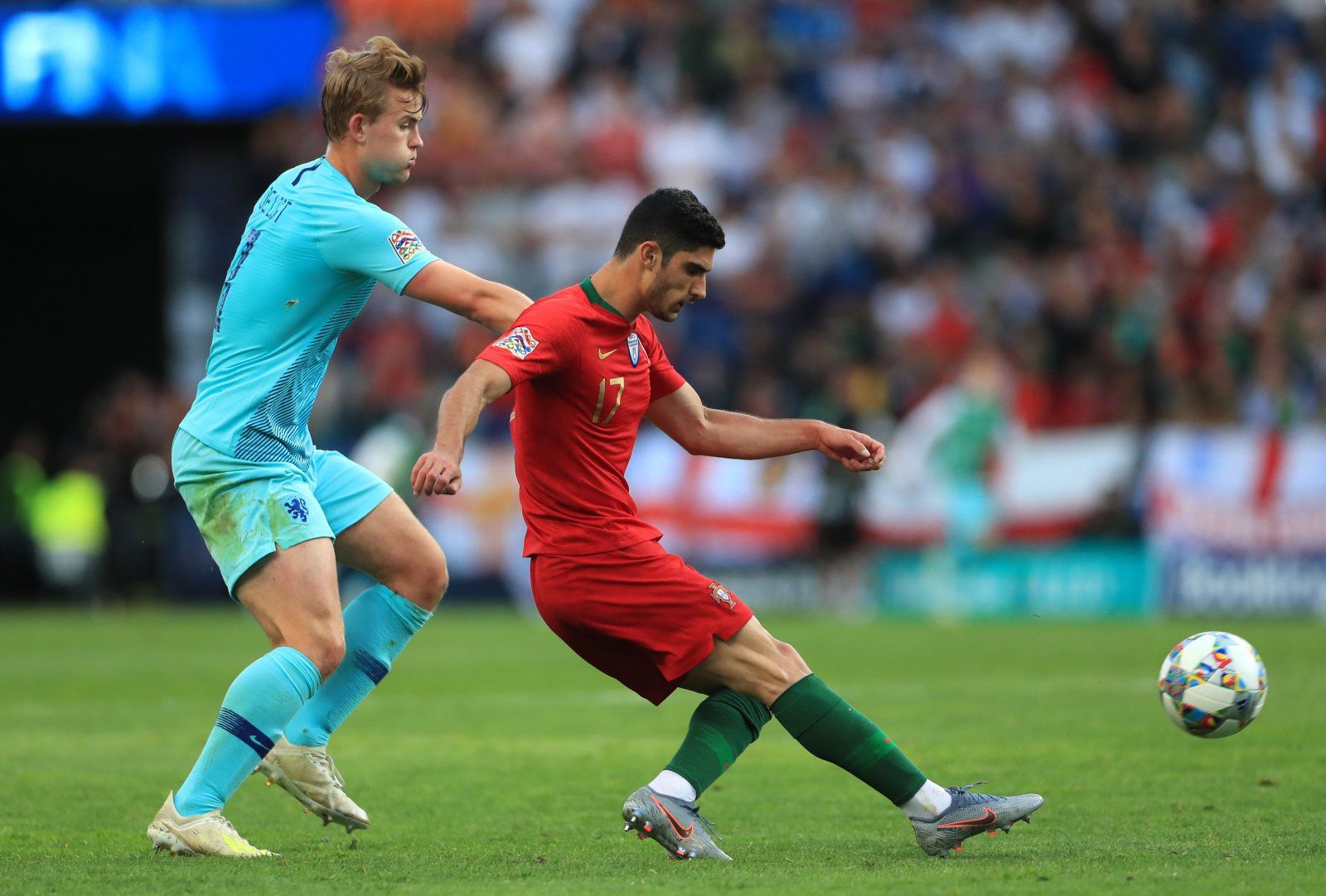 Ronaldo rủ De Ligt sang Juve - Bóng Đá