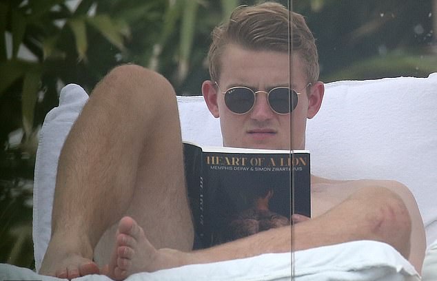 Matthijs de Ligt mulls over huge transfer decision on holiday with model girlfriend with PSG, Juventus and Barcelona chasing the most in-demand young star - Bóng Đá
