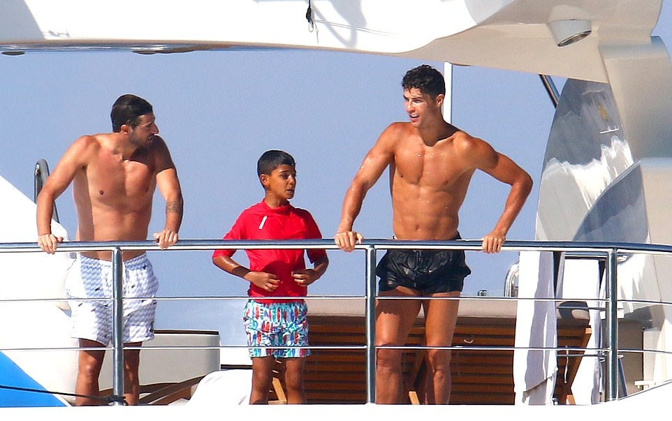 Ronaldo ôm hôn bạn gái bốc lửa - Bóng Đá