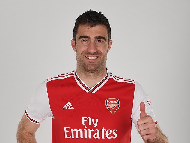 Alexandre Lacazette, Pierre-Emerick Aubameyang and Co model Arsenal's classy new home kit as they return to adidas for first time in 25 years - Bóng Đá