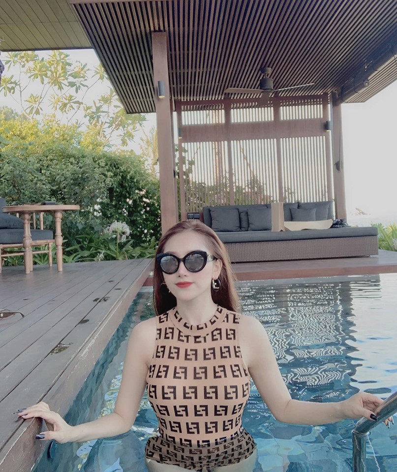Bạn gái Văn Thanh khoe vòng 1 buốt mắt ở bể bơi - Bóng Đá
