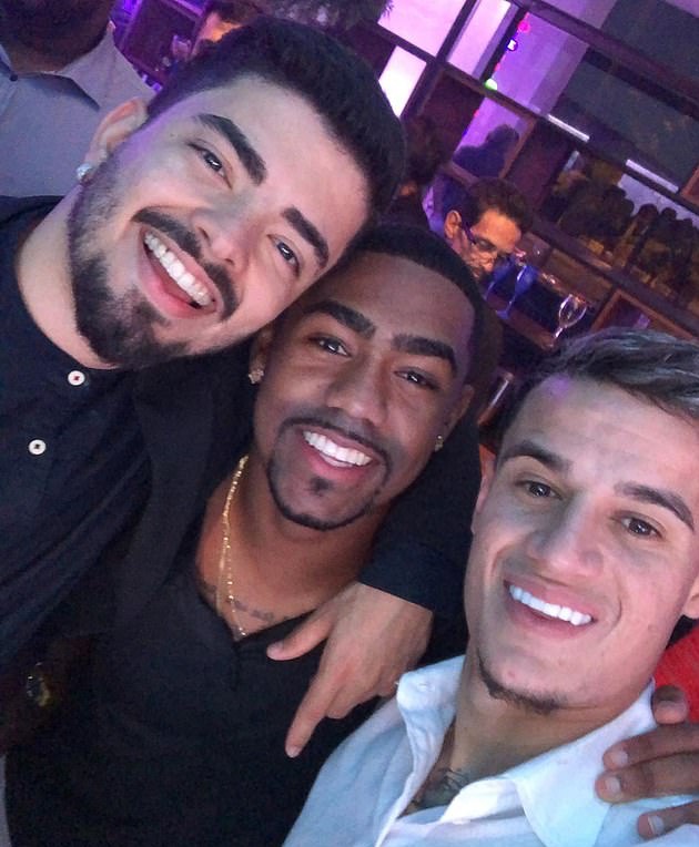 Philippe Coutinho nở nụ cười khi chụp hình cùng một số đồng đội.