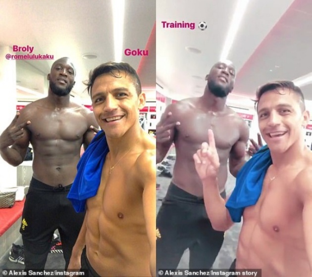 The one who wants out... and the one they want out! Lukaku and Sanchez pose back in United's changing room at Carrington - Bóng Đá