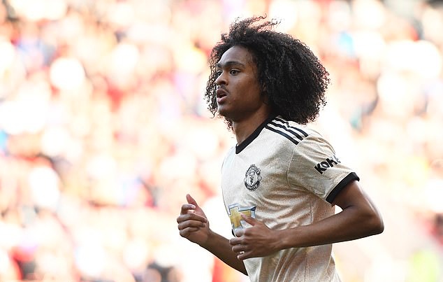 Tahith Chong cũng ra sân ngay từ đầu.