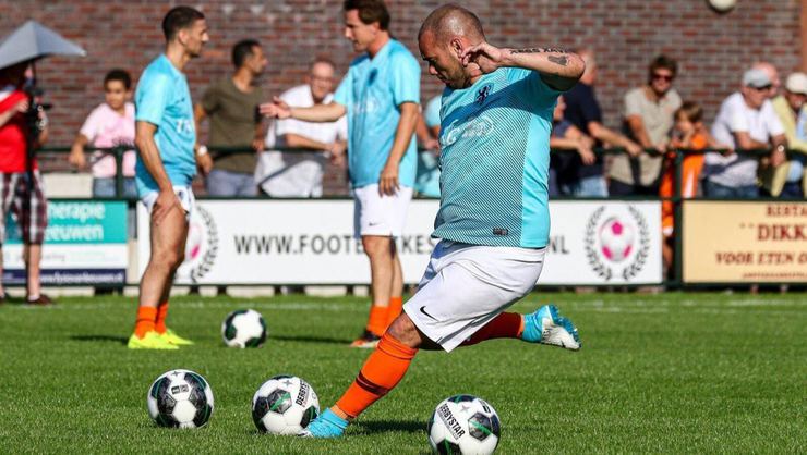CHOÁNG! Giải nghệ 2 tuần, Sneijder hóa