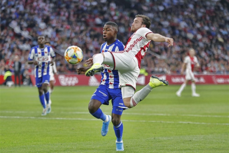 Không Văn Hậu, SC Heerenveen thua đậm Ajax - Bóng Đá