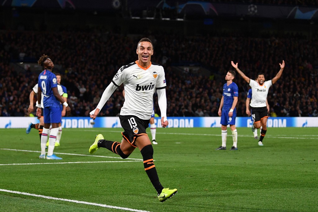 Mason Mount limps off injured after horror lunge from ex-Arsenal star Francis Coquelin just 15 minutes into Chelsea's Champions League tie with Valencia - Bóng Đá