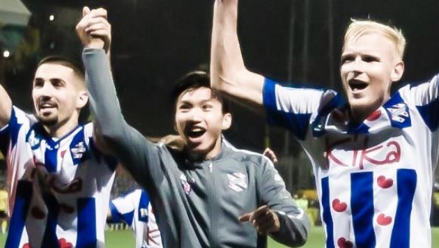 Đồng đội ở Heerenveen làm điều không ngờ khi Văn Hậu dự bị - Bóng Đá