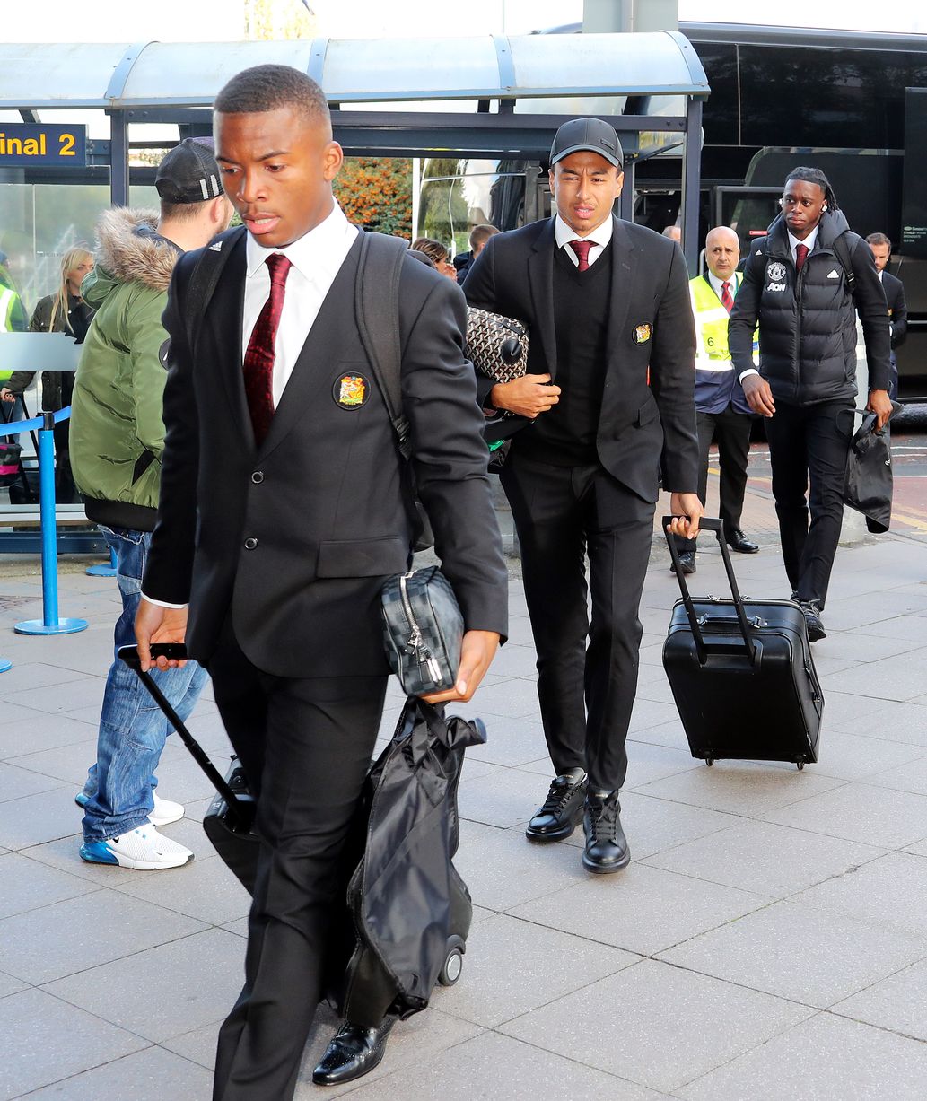 Ảnh Man Utd lên máy bay sang Partizan Belgrade - Bóng Đá
