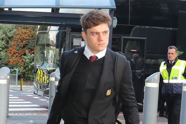 Ảnh Man Utd lên máy bay sang Partizan Belgrade - Bóng Đá